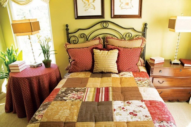 Текстиль в интерьере маленькой спальни играет очень существенную роль