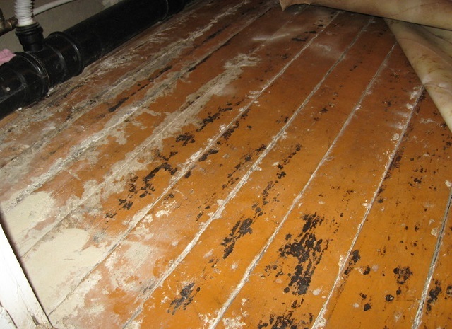 Старый деревянный пол, требующий реставрации.