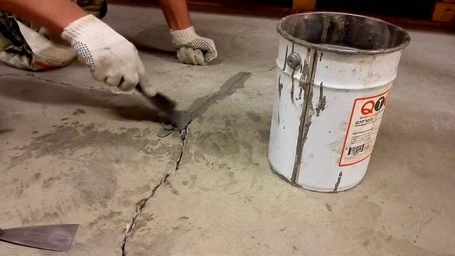 Дефекты на бетонном основании должны быть отремонтированы.