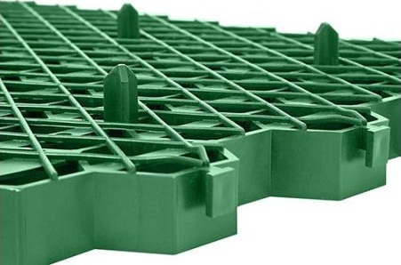 Пластиковая газонная решетка — это сборное покрытие, которое состоит из элементов небольшого размера. Все элементы соединяются между собой специальными креплениями. В зависимости от области применения газонных решеток перед их укладкой необходимо подготовить основание.