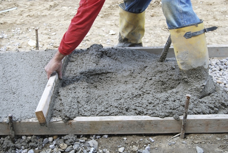 Разравнивание бетона деревянным бруском.