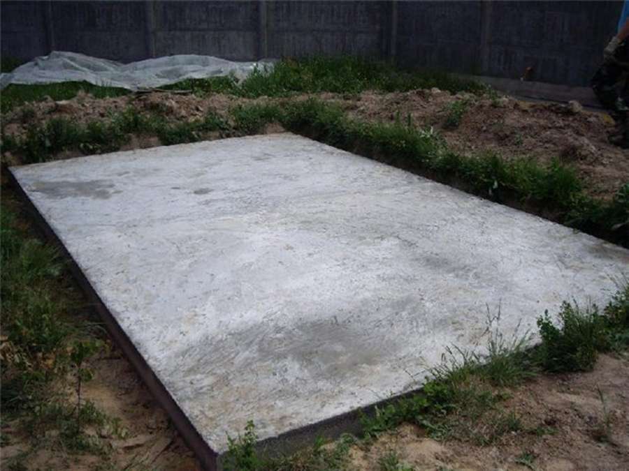 Монолитная бетонная плита для сарая толщиной 10 см.