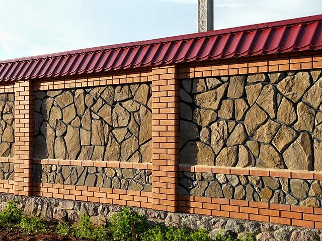Комбинированный забор из кирпича и бутового камня.