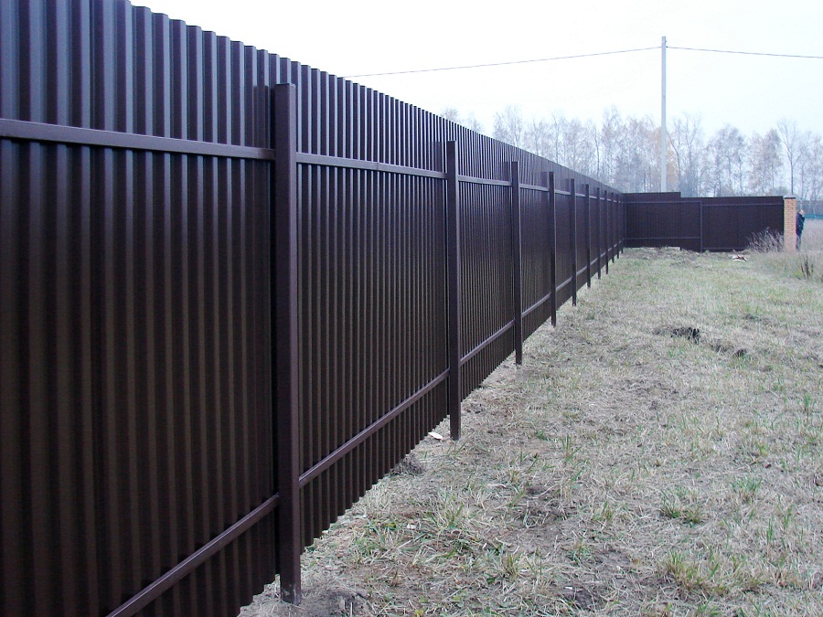 Забор из профлиста. Один из простых и долговечных вариантов ограды садового участка.