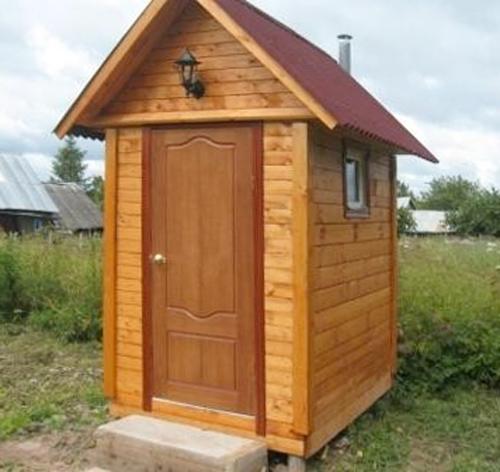 Туалет изготовлен на основе деревянного каркаса и обшит вагонкой.