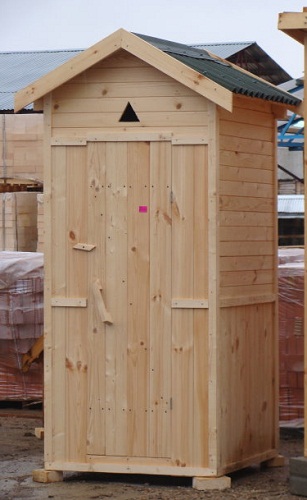 Самый простой — это деревянный уличный туалет.