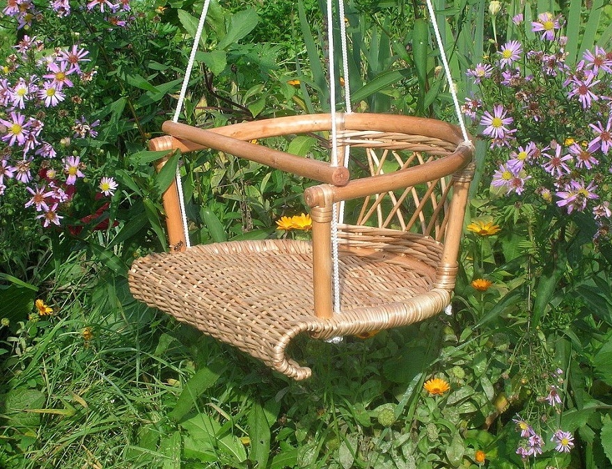 Сиденье для подвесных качелей из старого плетеного кресла.