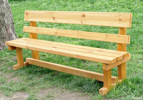 Деревянная скамейка.