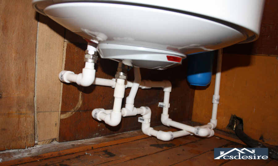 При недостатке места удобно водонагреватель подключать без использования гибких шлангов. Для подключения водонагревателя используются специальные разъемные фитинги. Смесители подключаются к неразъемным фитингам.