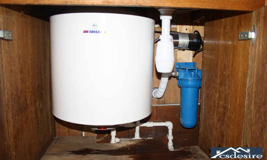 Установка накопительного водонагревателя емкостью 50 литров под мойку.
