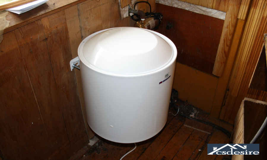 Накопительный водонагреватель обеспечивает подогрев воды. Он может быть установлен под мойку. Накопительный водонагреватель устанавливается на стену на анкера.