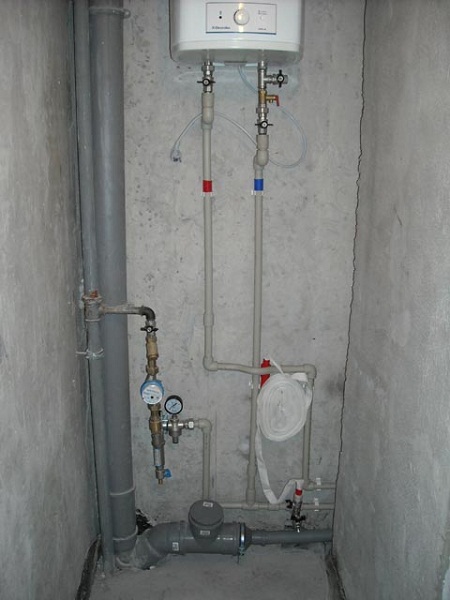 Если водопровод ведут открытым способом, то водонагреватель целесообразно подключать напрямую, без применения шлангов. Для подключения водонагревателя применяют разборные фитинги. Это обеспечит возможность отключения обогревателя.