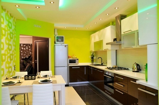 Зональное освещение хорошо разделяет кухню на зону приготовления и приема пищи. В данном случае оно организовано с помощью гипсокартонных коробов со встроенными светильниками.