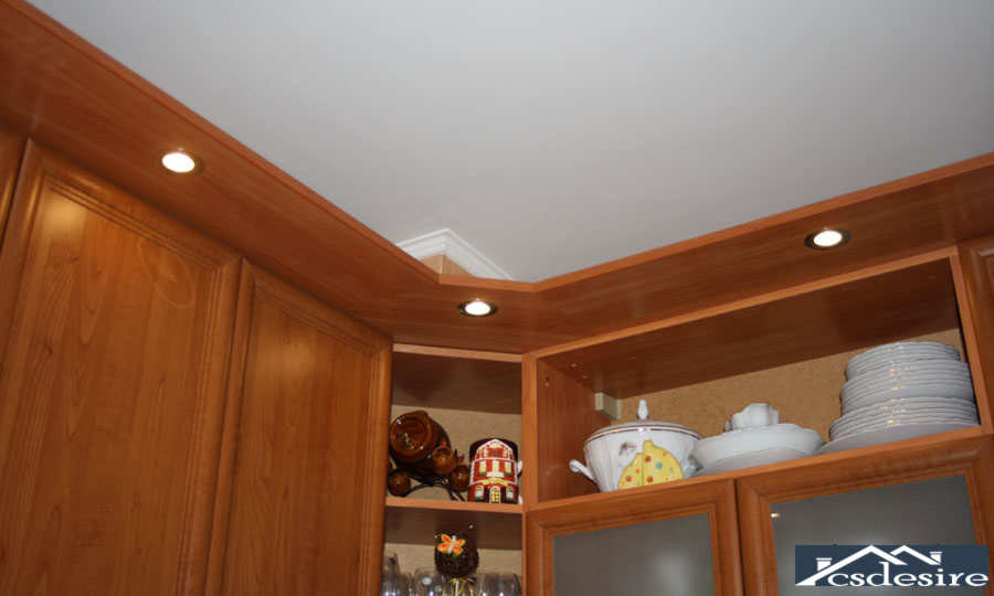 Освещение из точечных мебельных светильников, установленная в козырек кухни.