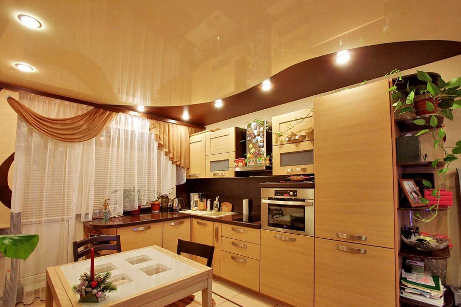 При организации освещения кухни могут применяться различные типы потолков, например, из гипсокартона или натяжной, а также их комбинации.