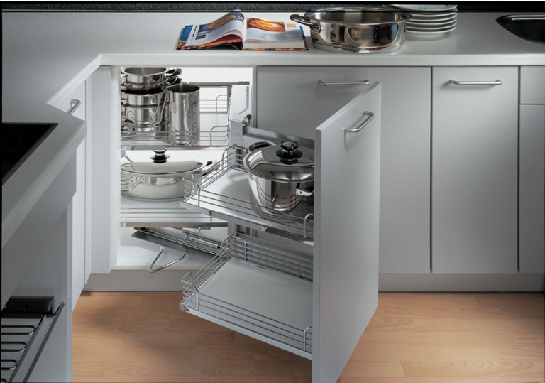 Фурнитура для углового кухонного шкафа, позволяющая использовать все его пространство.