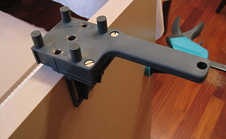 Кондуктор для точного сверления отверстий под конфирмат различного диаметра.