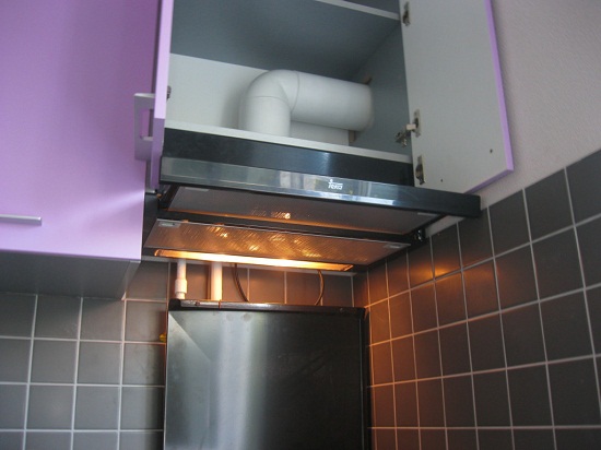 Наибольшая эффективность кухонной вытяжки достигается подключением ее к системе вентиляции здания. К вентиляционному каналу вытяжка подключается по средствам специальных вентиляционных коробов.