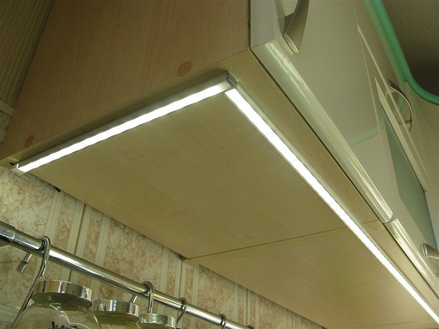 Светодиодные ленты могут быть установлены по переднему краю верхних шкафов. Электропроводка прячется за шкаф.