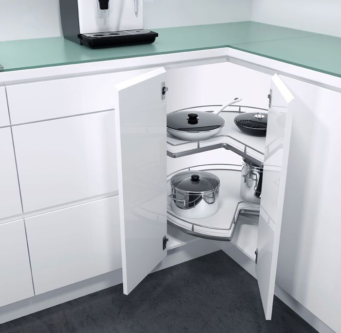 Угловой кухонный шкаф с двойными дверками. Применяются простые петли с углом открывания более 12 градусов.