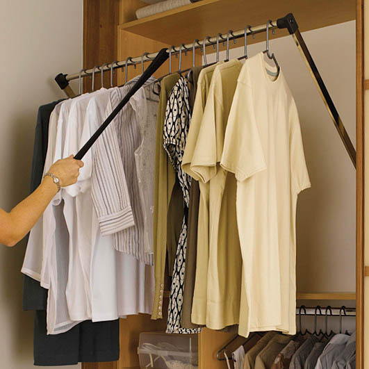 Для навеса верхней одежды в примере, описанном выше, применяется специальный элемент – лифт, показанный на фото.