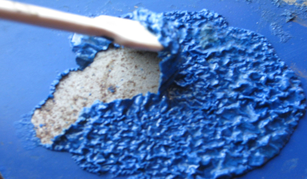 Химический способ снятия краски. Специальный состав наносится на окрашенную стену. Краска отслаивается и удаляется скребком.