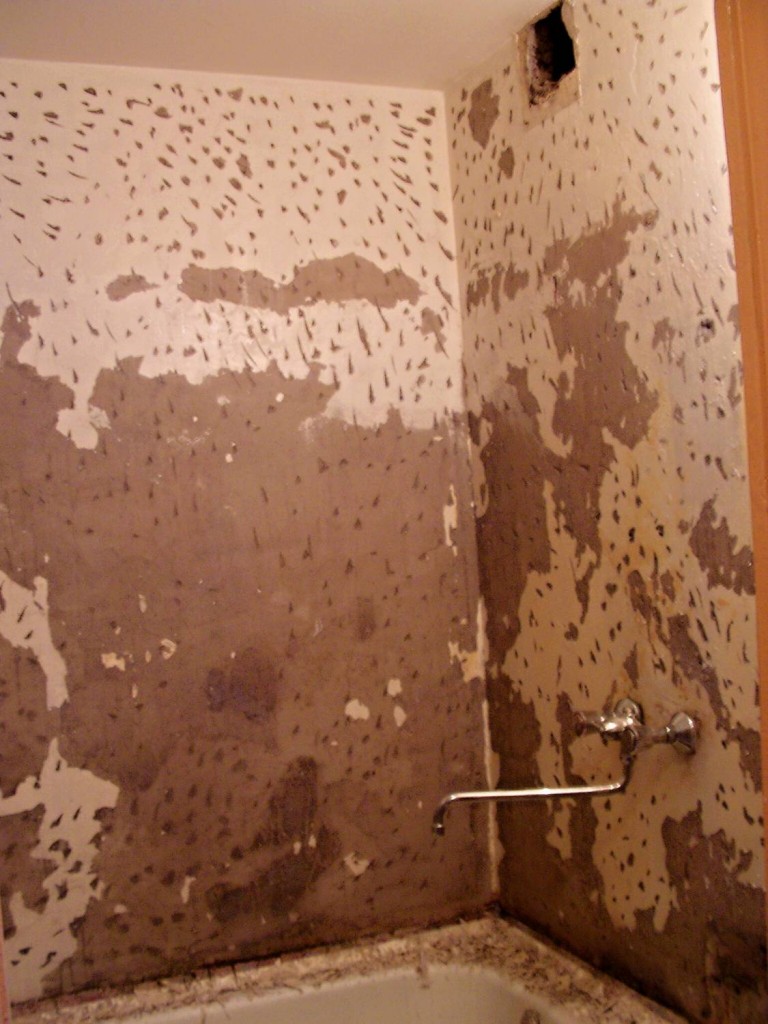 Если не удается очистить стену от краски полностью можно сделать насечки. Насечка стены позволит плиточному клею крепче зафиксировать плитку.