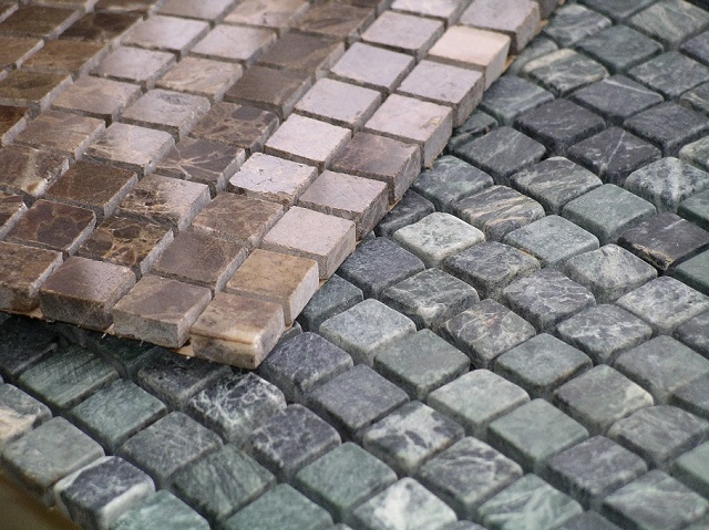 Гибкая мозаичная плитка может быть изготовлена и из натурального камня.