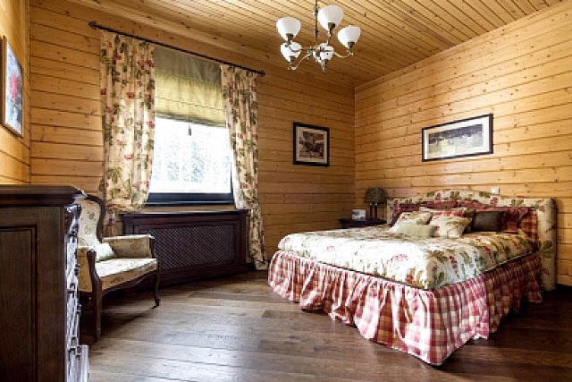Вполне уместным может стать натуральный деревянный потолок и в спальной