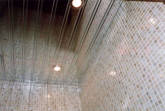Очень эффектно смотрится реечный потолок из металлических полированных панелей