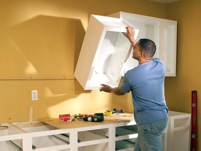 Чтобы повесить на стену кухонный шкаф, например, закрепить его на гипсокартон, нужно подготовить прочное крепление