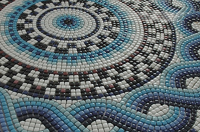Мозаичное панно, выполненное из смальты.