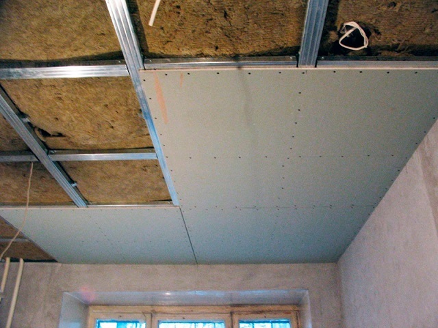 Сплошная обшивка утепленного потолка листами гипсокартона, с предварительной укладкой матов для утепления и (или) звукоизоляции помещения.