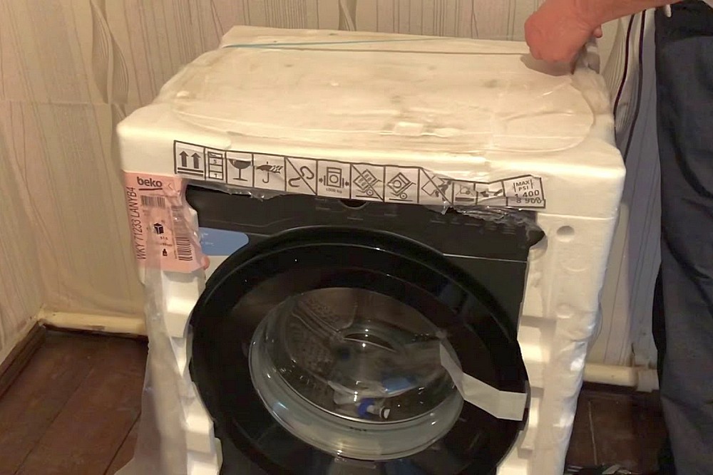 Поставка стиральной машины в полиэтиленовой плёночной упаковке с пенопластовыми вкладышами.