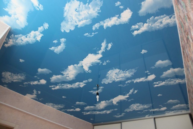 Один из популярных вариантов – натяжной потолок с объёмным изображением облаков на фоне голубого неба