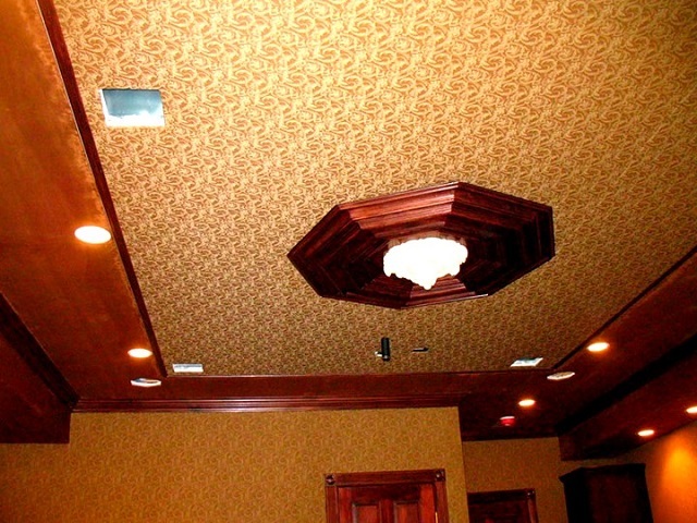 Тканевый натяжной потолок с красивым тисненым рисунком