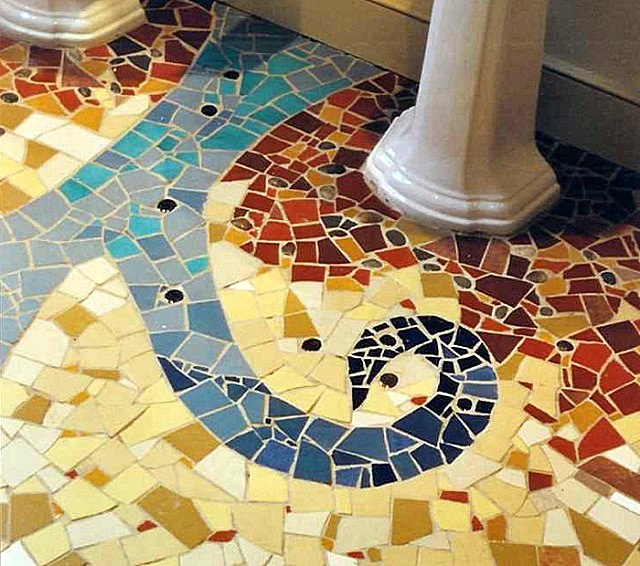 Мозаичный пол из битой и резаной плитки – с направлением в создание художественного панно
