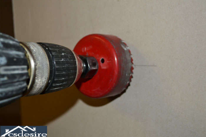 Устройство отверстия под выключатель в листе гипсокартона с помощью коронки