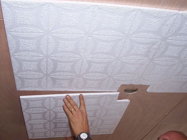 Приклеивание пенополистирольной плитки на потолок – занятие несложное. Естественно, если предварительно выполнена качественная разметка.