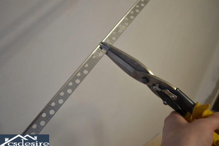 Перфорированный уголок можно отрезать ножницами по металлу