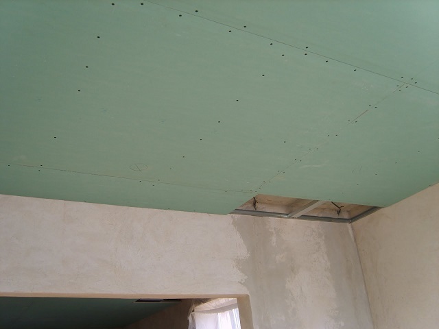 Потолок, обшитый гипсокартоном, тоже можно облицевать плиткой, панелями или даже просто окрасить в подходящий к общему стилю отделки цвет.