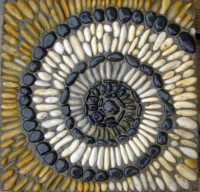Мозаика – улитка, выложенная из гладких камней с последующим подкрашиванием их поверхностей 