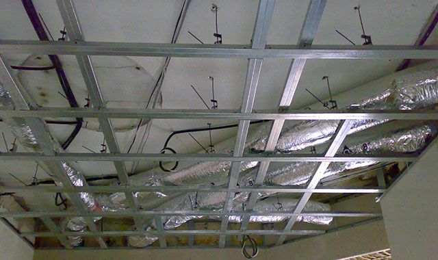 Вся потолочная конструкция "подвешена" на анкерных подвесах, что позволяет скрыть за потолком инженерные коммуникации
