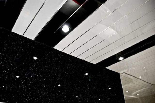 Потолок, облицованный пластиковыми панелями по типу вагонки – неплохой вариант для ванной комнаты