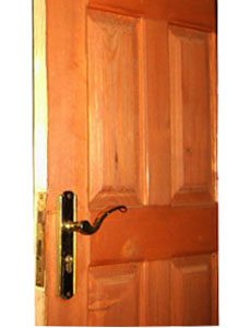 Как установить входную деревянную дверь из массива