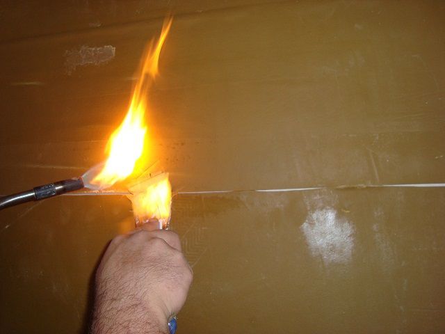 Проваривание стыков "Тексаунда" с помощью газовой горелки