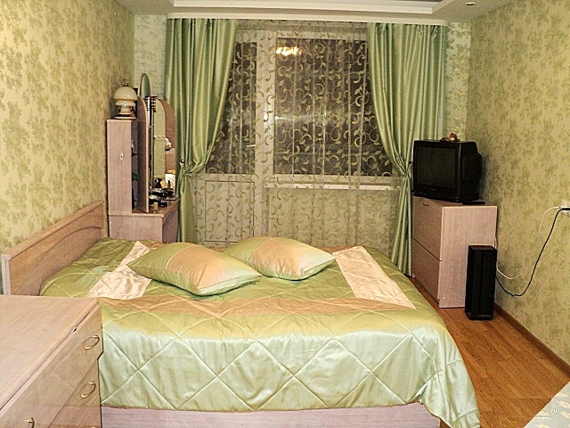 Обои в зеленоватых оттенках создадут в спальне благоприятную для отдыха атмосферу.