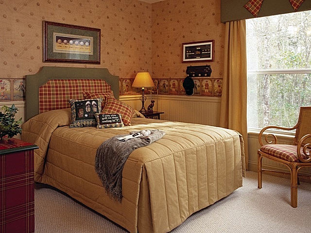 Очень уютная спальня с элементами стиля «кантри»