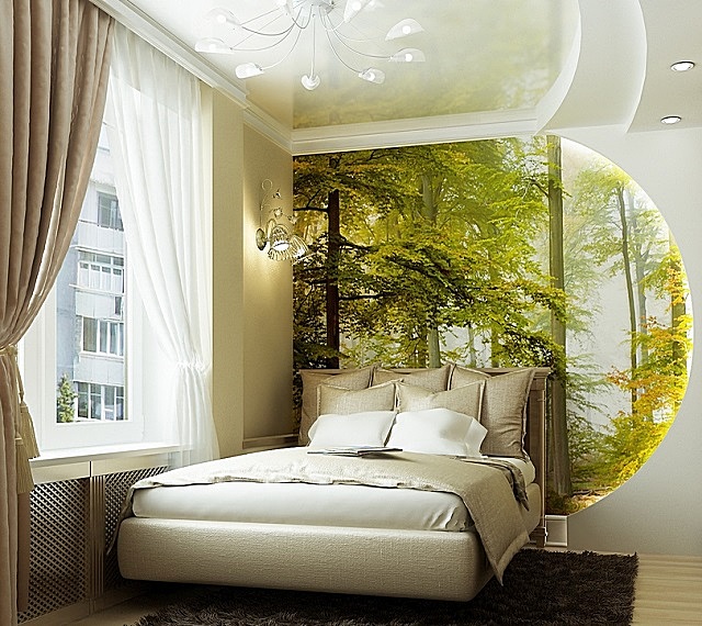 «Пятерка» дизайнеру! – очень удачно совмещены спокойная отделка стен спальни, продуманная подсветка и живописный, расширяющий пространство «лес за окном»