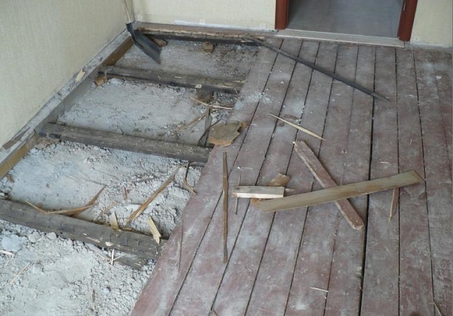 При демонтаже деревянного пола обычно обнаруживаются сопливые кучи строительного мусора и пыли, накопившиеся за десятилетия.